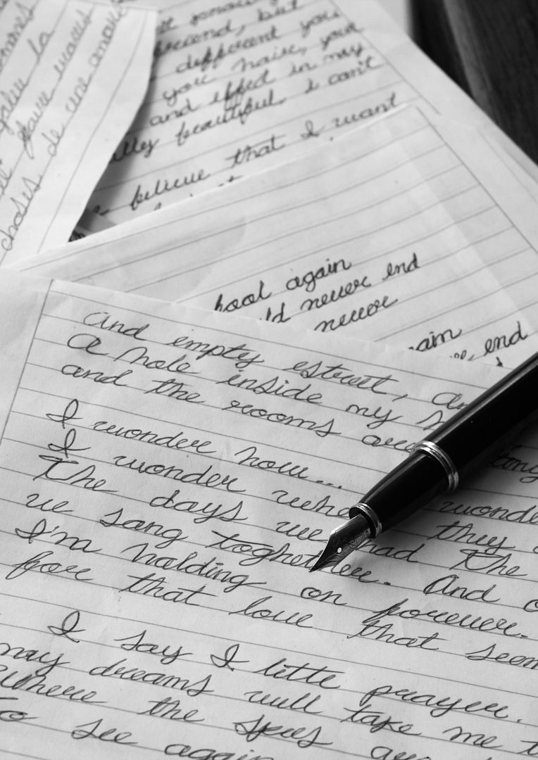 Link zum Publikumsforum Schriftliche Notizen in Handschrift mit einem schwarzen Füllfederhalter.